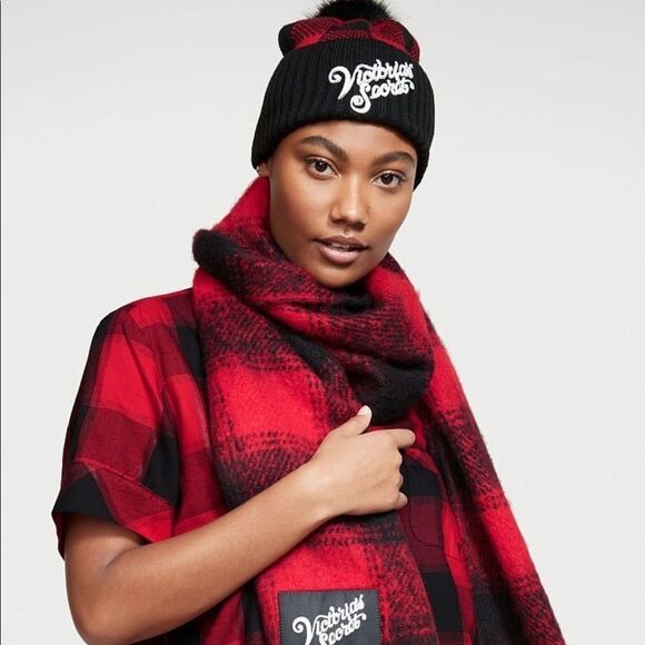VICTORIA\'S SECRET
Jacquard Pom Pom Beanie & Scarf